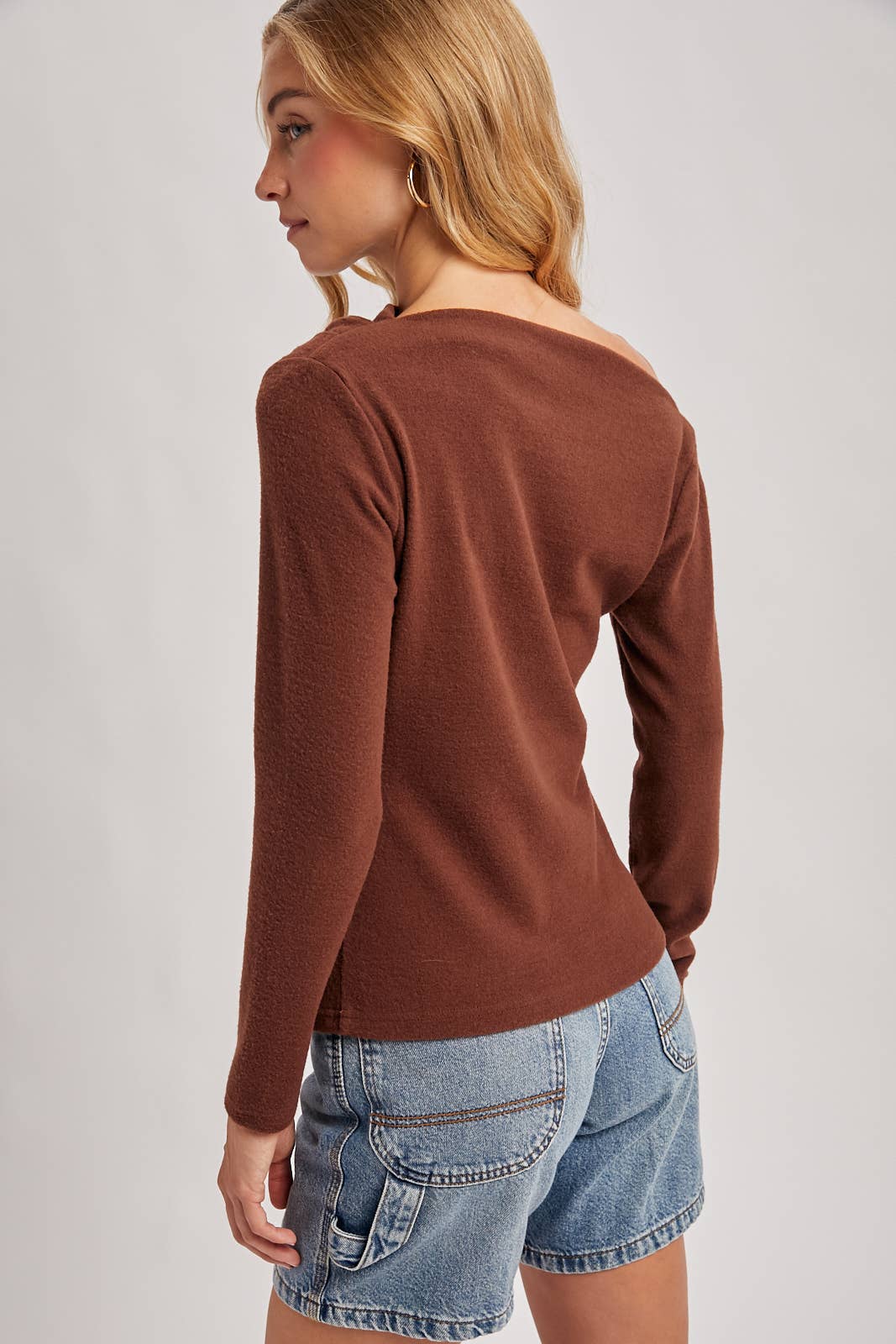 ONE OFF SHOULDER KNIT TOP: HAZELNUT