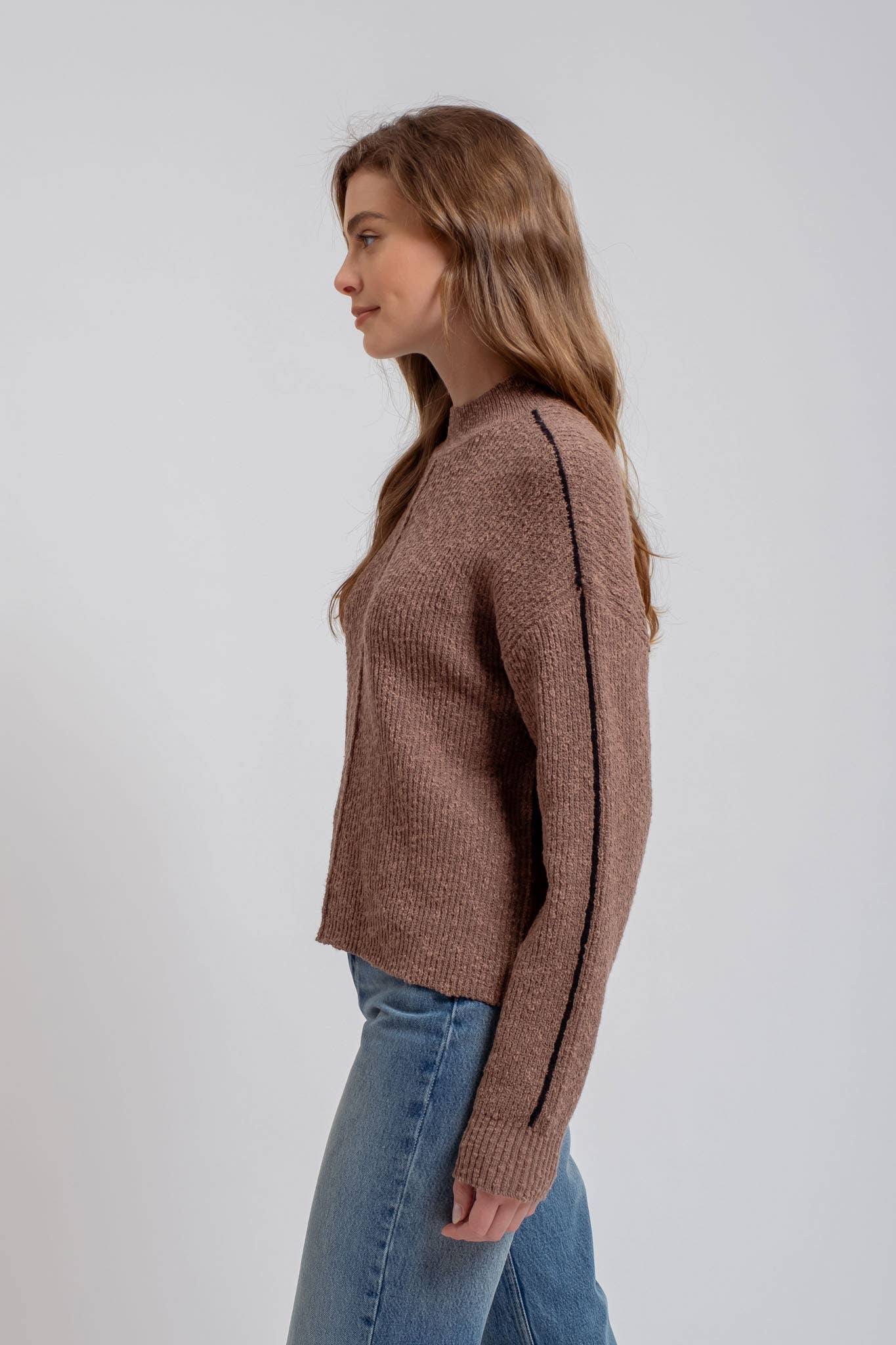 MOCK NECK CONTRAST SEAM SWEATER KNIT PULLOVER: MOCHA
