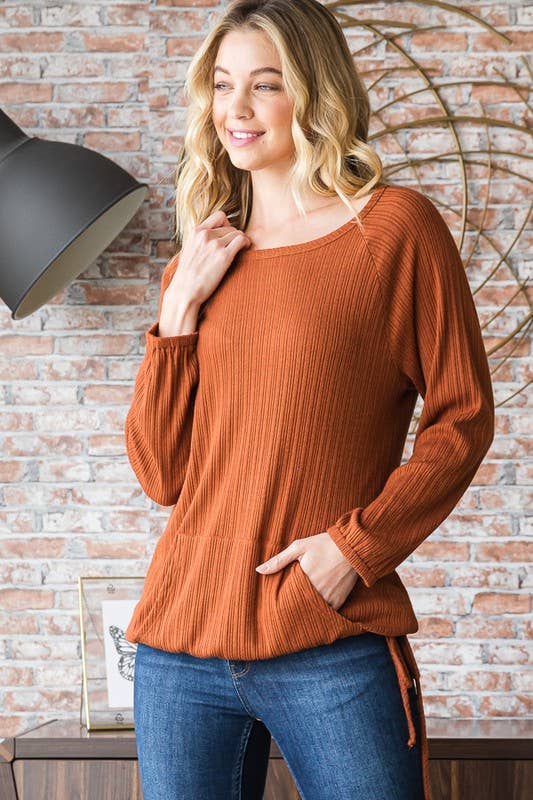 SOLID TOP WITH FRONT KANGAROO POCKET: RUST
