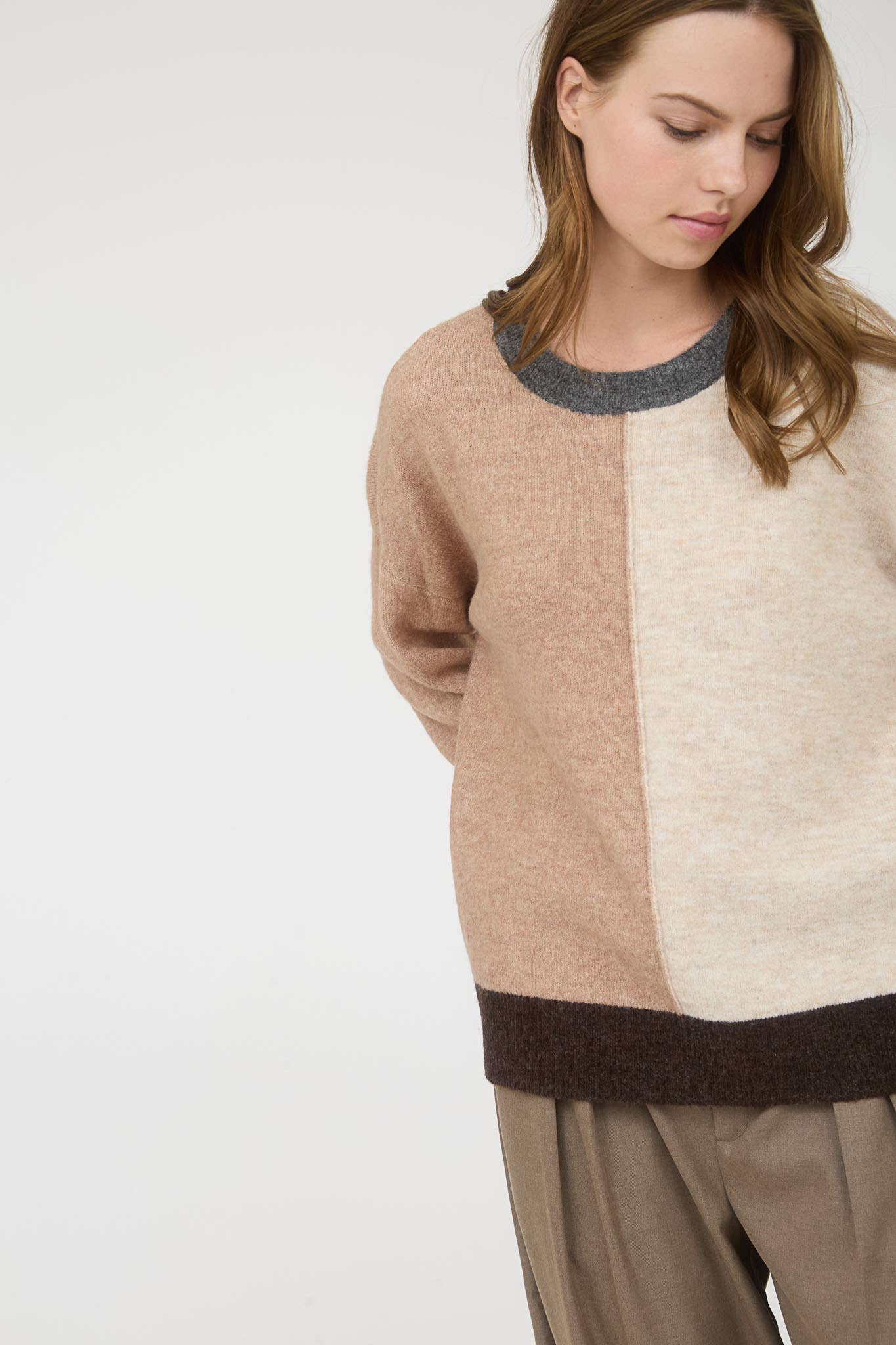 COLORBLOCK FRONT SEAM LONG SLEEVE KNIT SWEATER: KHAKI MULTI