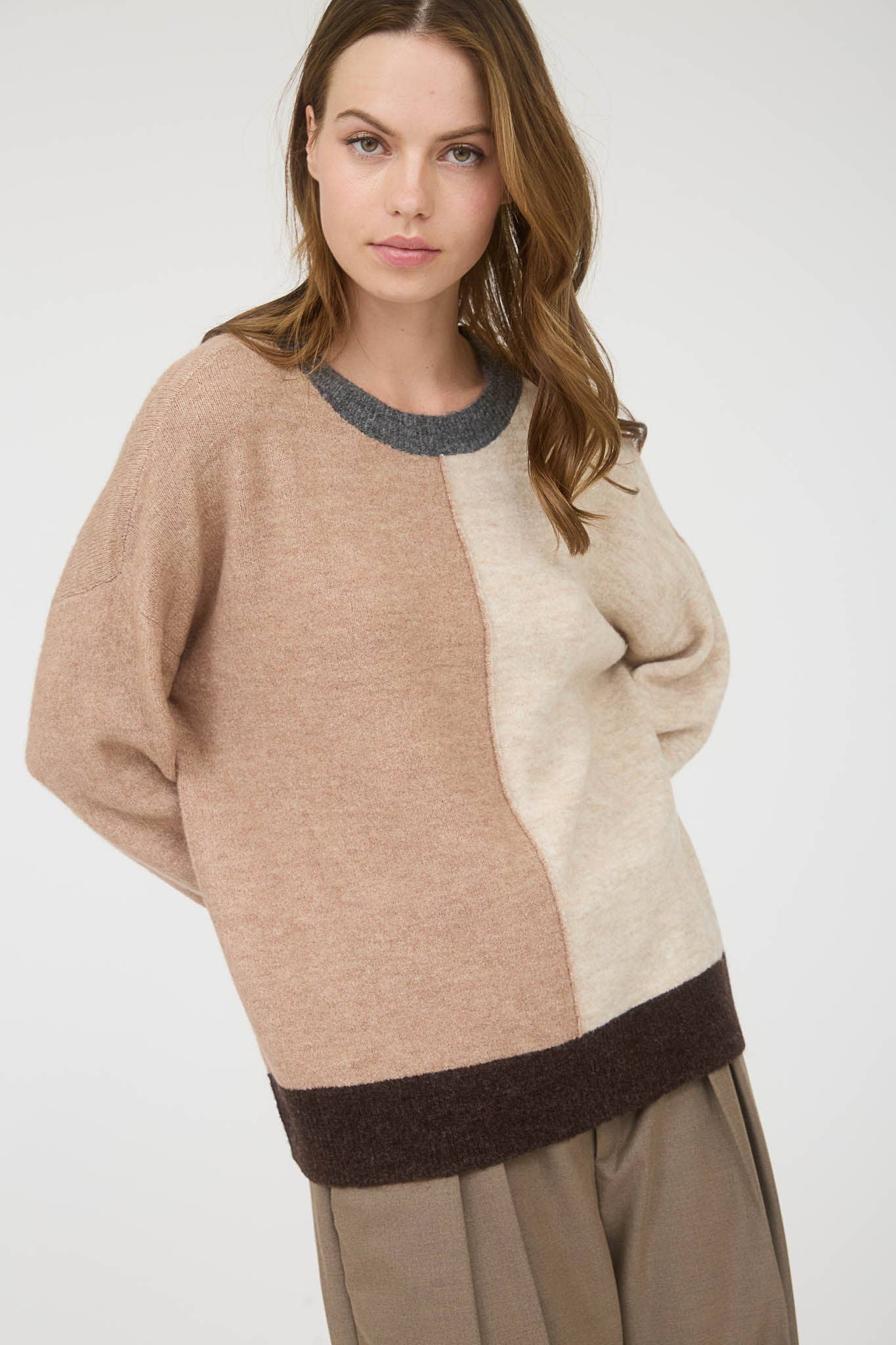COLORBLOCK FRONT SEAM LONG SLEEVE KNIT SWEATER: KHAKI MULTI