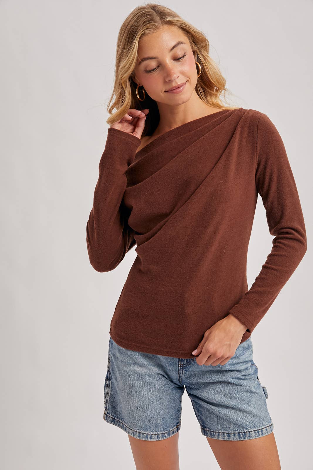 ONE OFF SHOULDER KNIT TOP: HAZELNUT