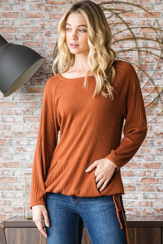 SOLID TOP WITH FRONT KANGAROO POCKET: RUST