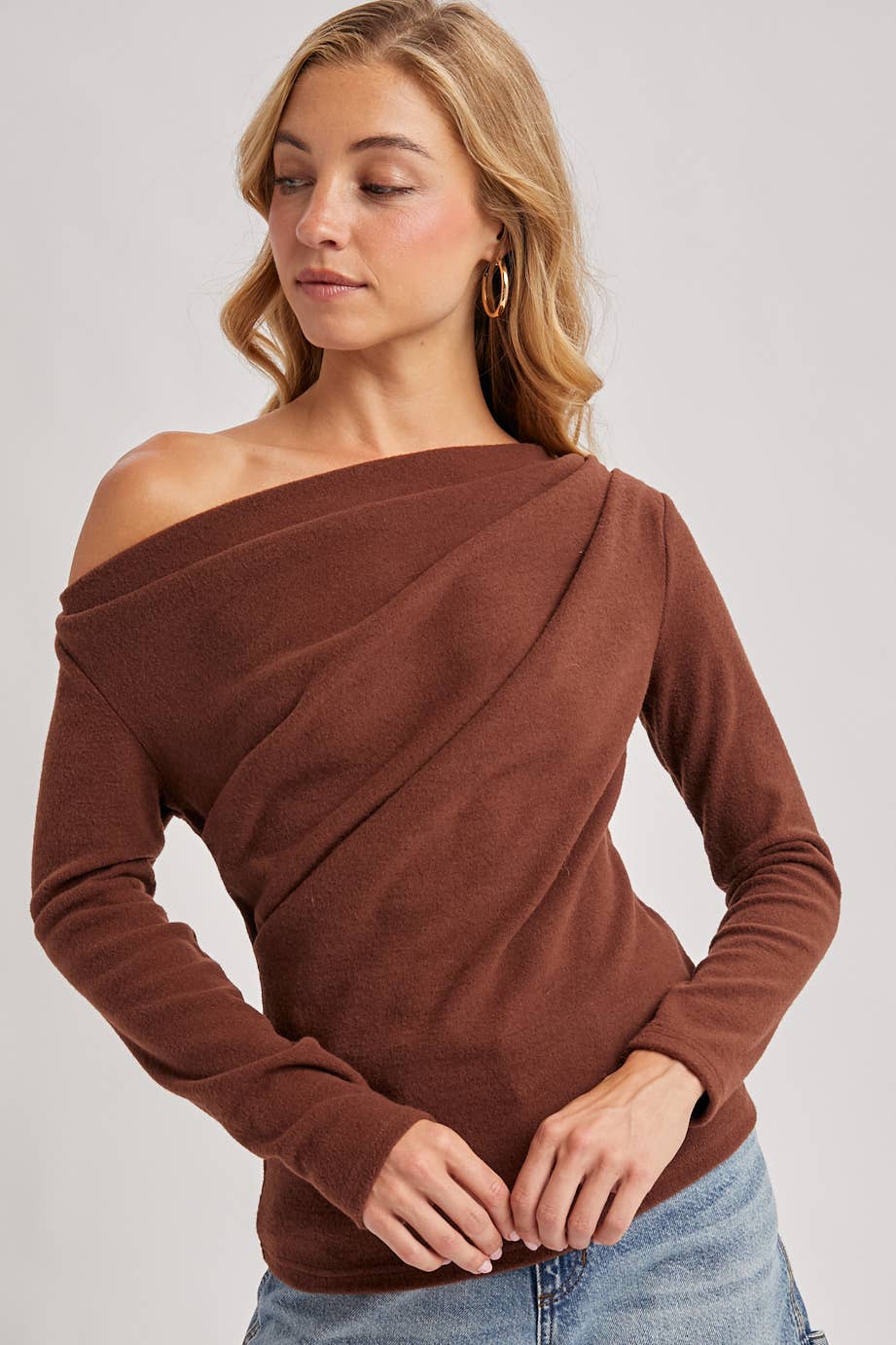 ONE OFF SHOULDER KNIT TOP: HAZELNUT