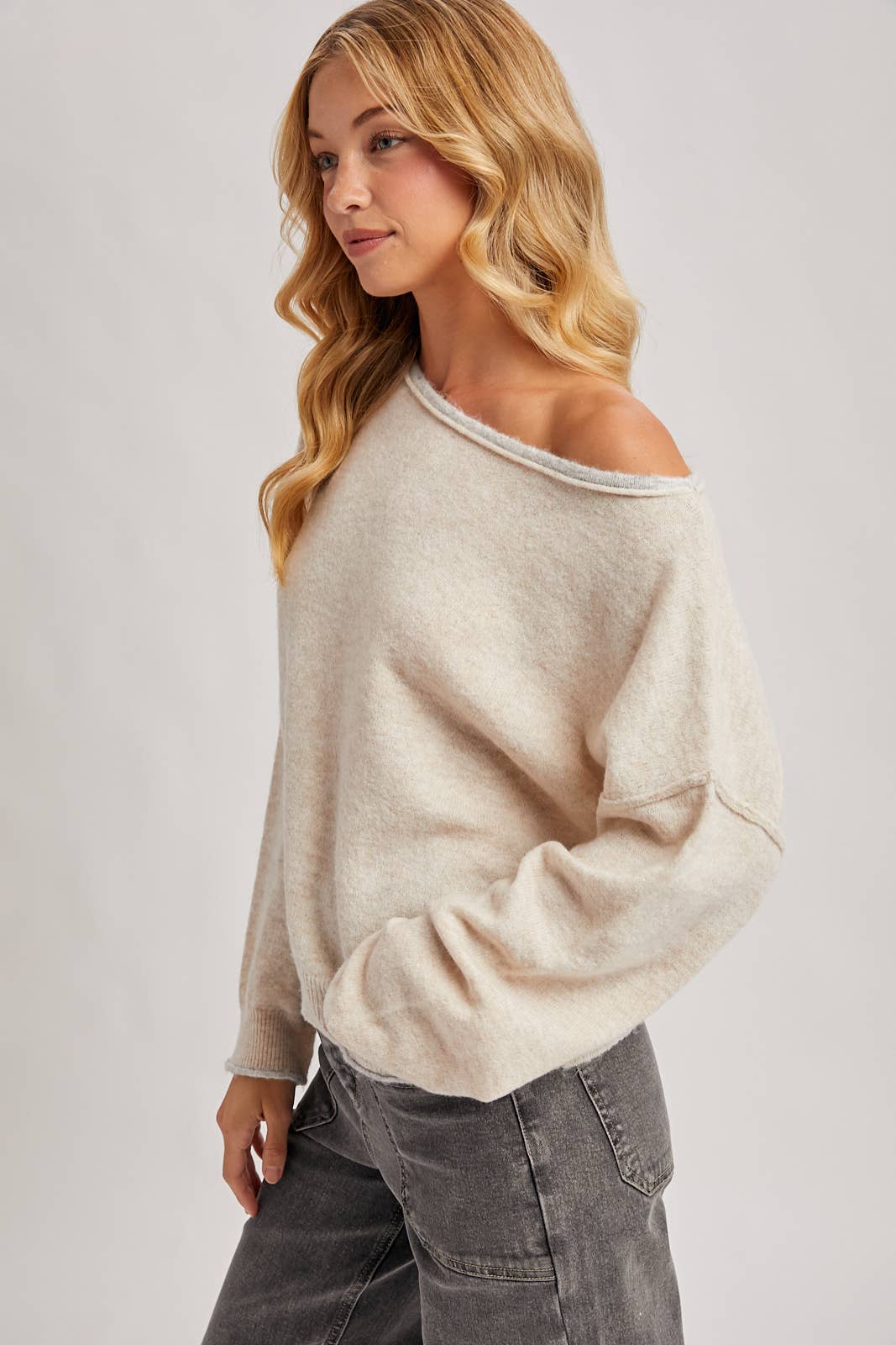 BOAT NECK ROLLED TRIM SOFT HEATHERED KNIT PULLOVER: LATTE