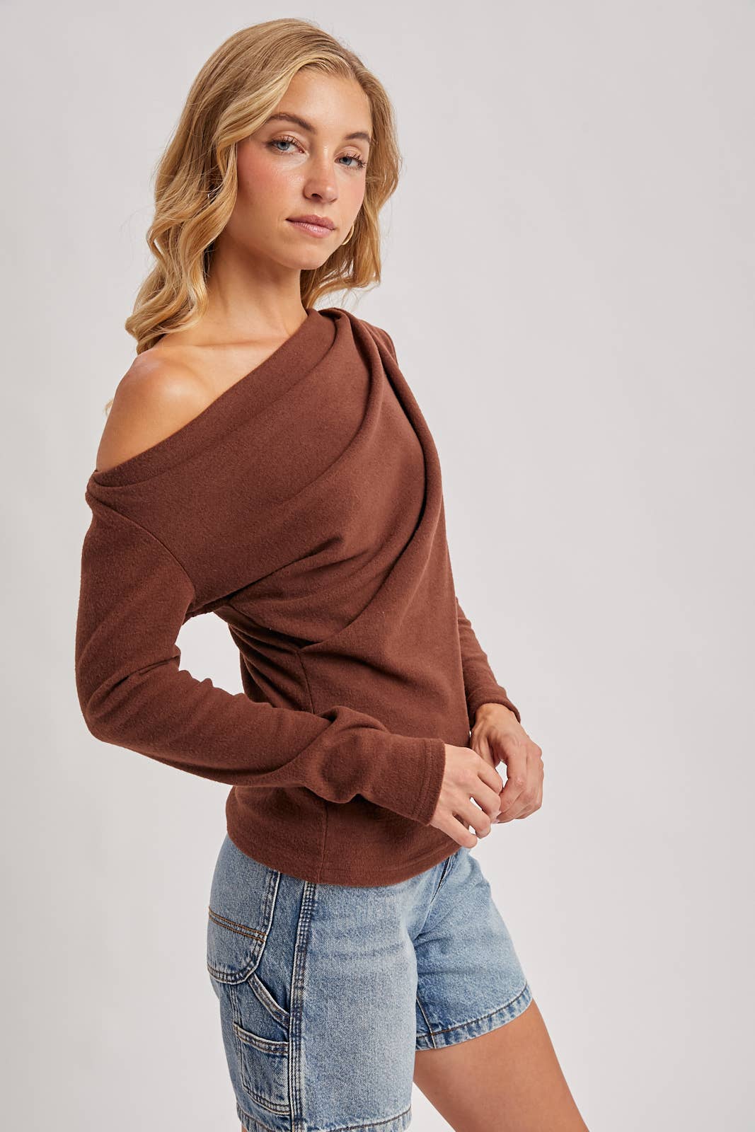 ONE OFF SHOULDER KNIT TOP: HAZELNUT