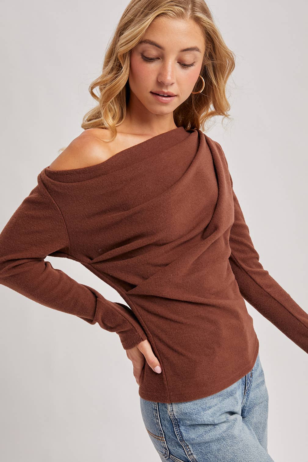 ONE OFF SHOULDER KNIT TOP: HAZELNUT
