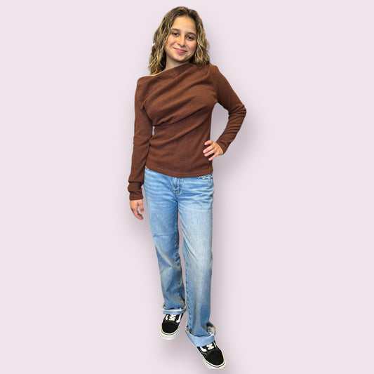 ONE OFF SHOULDER KNIT TOP: HAZELNUT