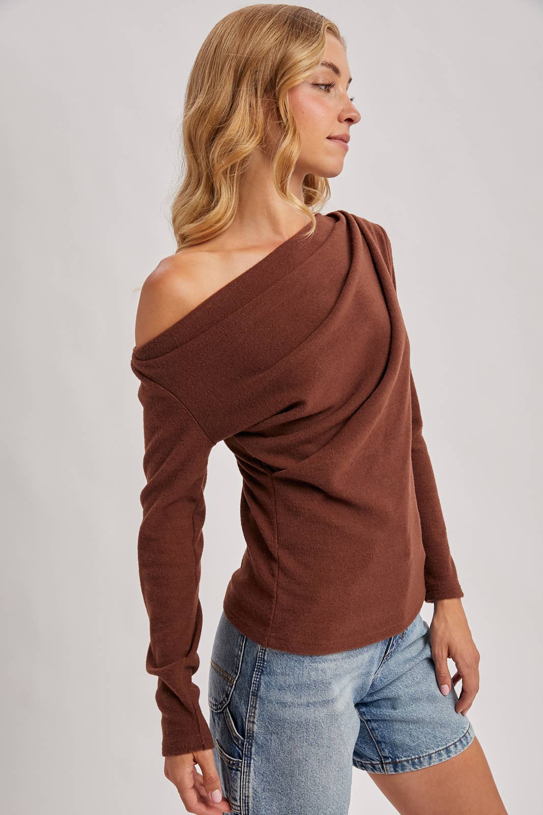 ONE OFF SHOULDER KNIT TOP: HAZELNUT