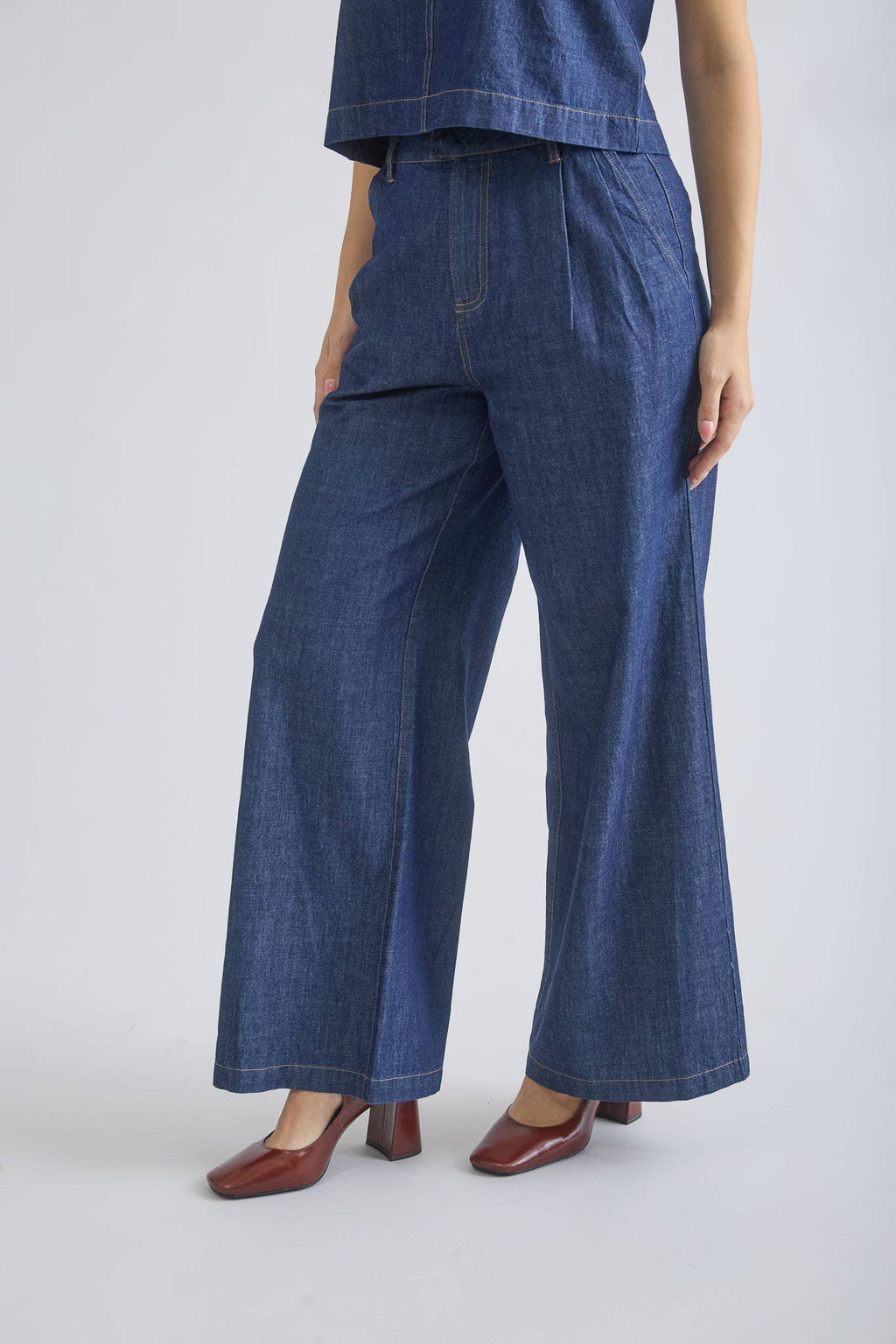 HIGH WAIST PLEATED WIDE LEG DENIM PANTS: DARK DENIM