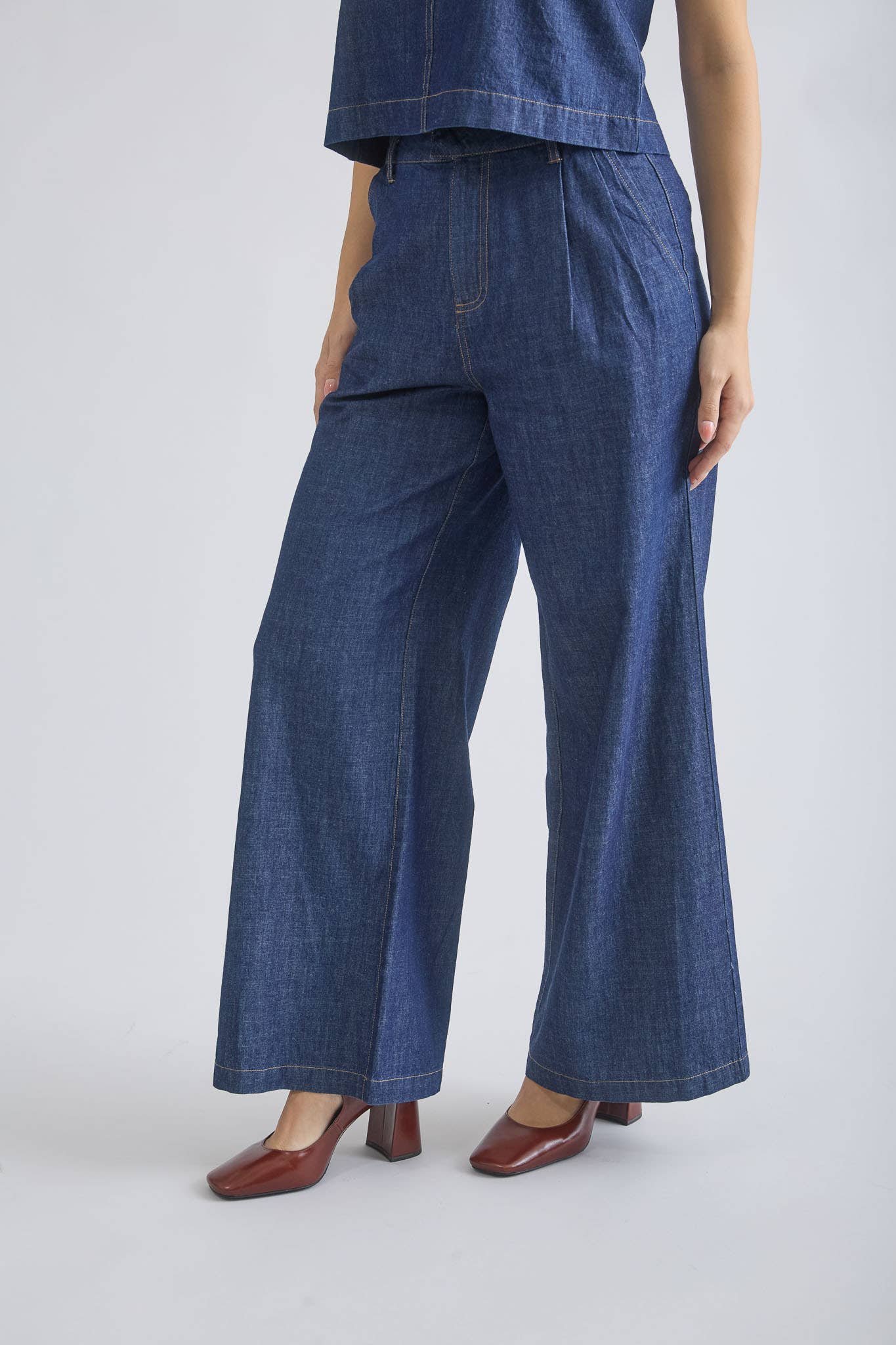 HIGH WAIST PLEATED WIDE LEG DENIM PANTS: DARK DENIM