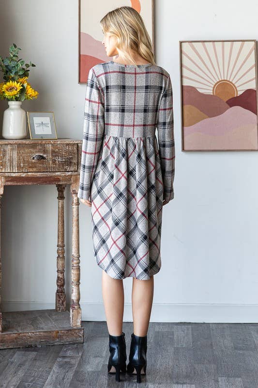 LONG SLEEVE PLAID PLINT DRESS WITH SHIRRING: OATMEAL MULTI